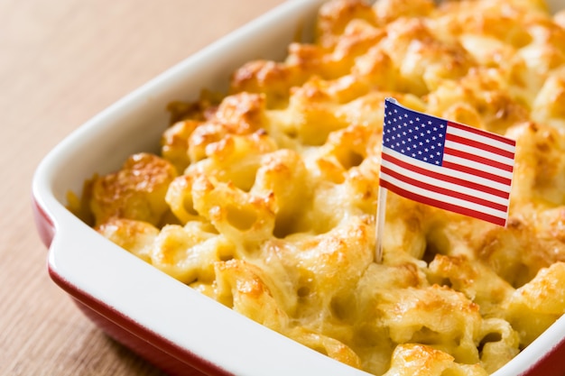 Macaroni au fromage américain typique sur une table en bois