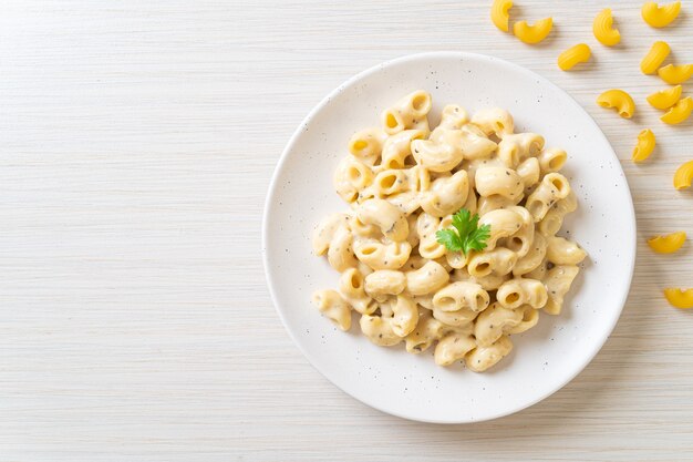 macaroni au fromage aux herbes dans un bol