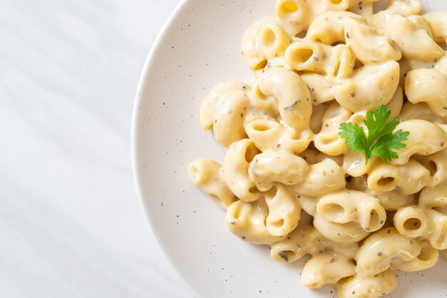 macaroni au fromage aux herbes dans un bol