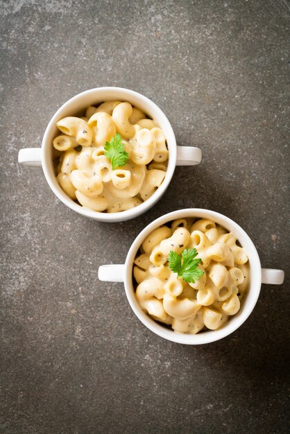 macaroni au fromage aux herbes dans un bol