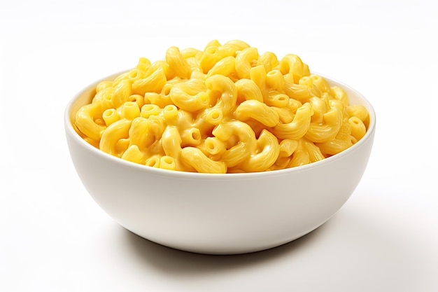 Macaroni au fromage sur fond blanc