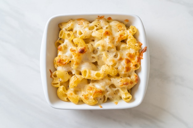 macaroni au fromage, pâtes macaronis à la sauce au fromage. style américain