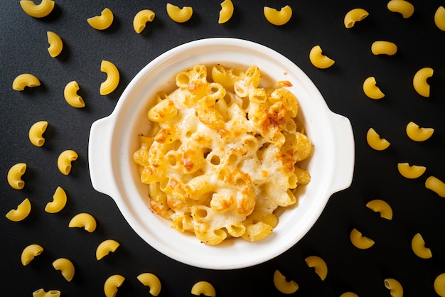 macaroni au fromage, pâtes macaronis à la sauce au fromage. style américain