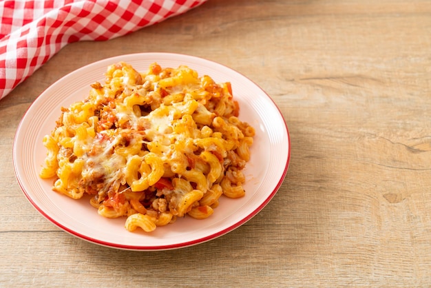 macaroni cuit maison bolognaise au fromage - style de cuisine italienne