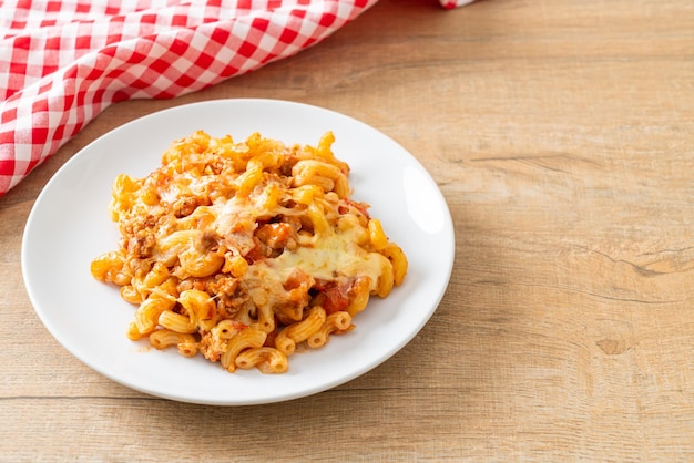 macaroni cuit maison bolognaise au fromage - style de cuisine italienne