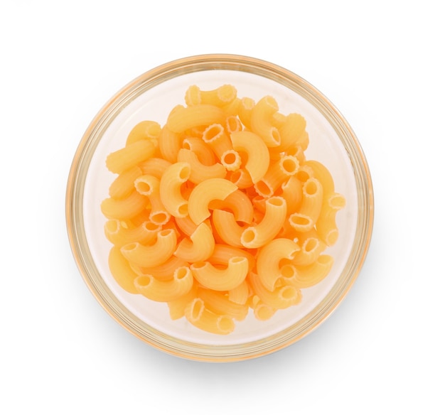 Macaroni dans une tasse en verre sur fond blanc