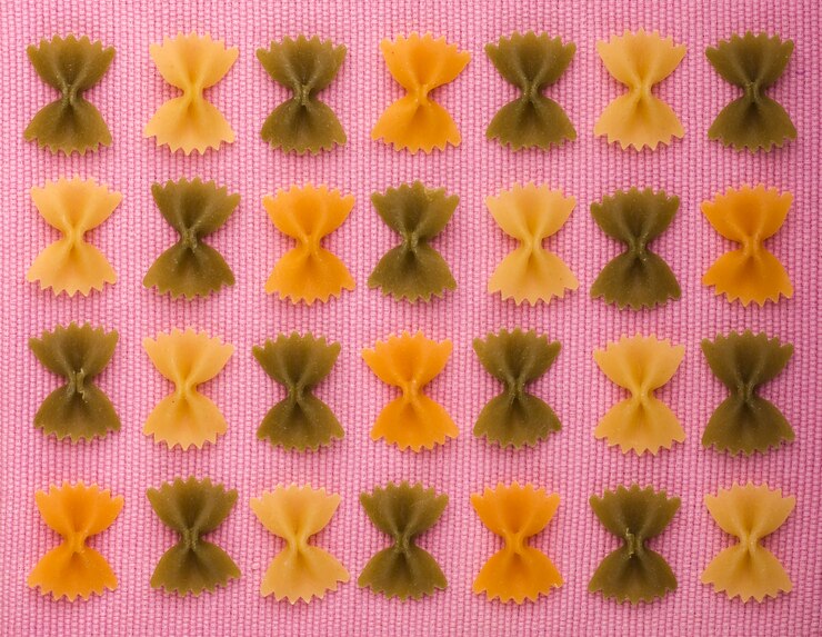 Photo macaroni farfalle coloré. trois couleurs