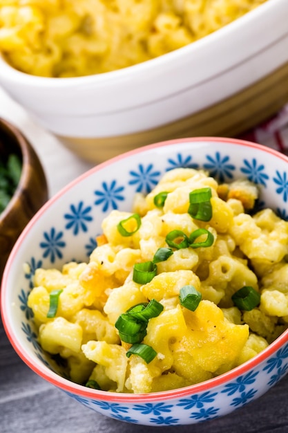 Macaroni et fromage cuits au four avec des billes de chapelure et garnis de ciboulette.