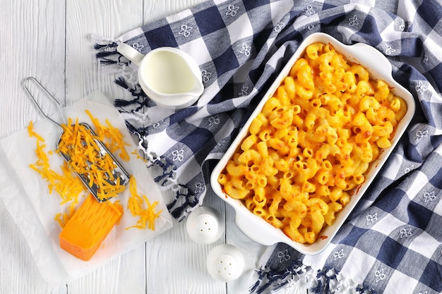 Macaroni et fromage dans un plat allant au four