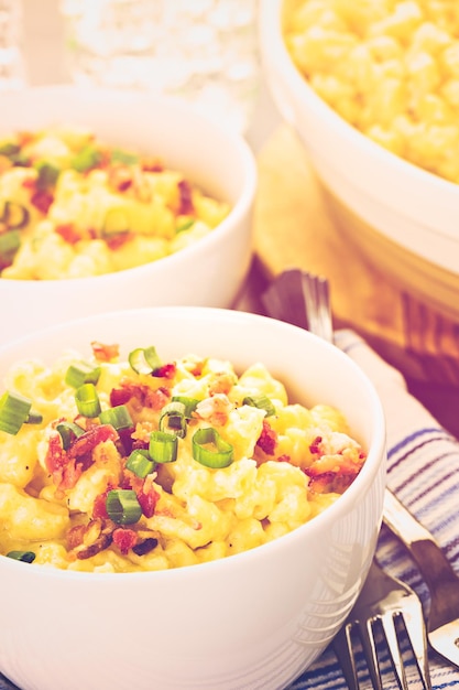 Macaroni et fromage garnis de miettes de bacon et de ciboulette.