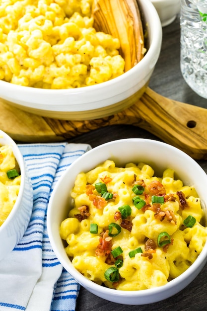 Macaroni et fromage garnis de miettes de bacon et de ciboulette.