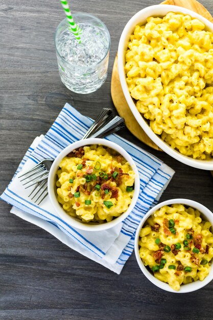 Macaroni et fromage garnis de miettes de bacon et de ciboulette.