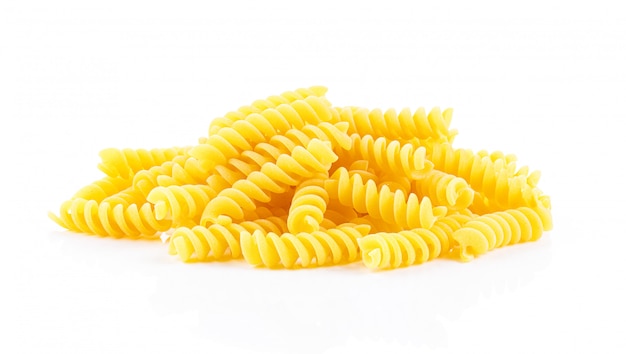 Macaroni sur mur blanc