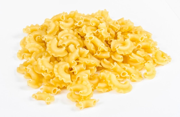 Macaroni de pâtes italiennes isolé sur fond blanc