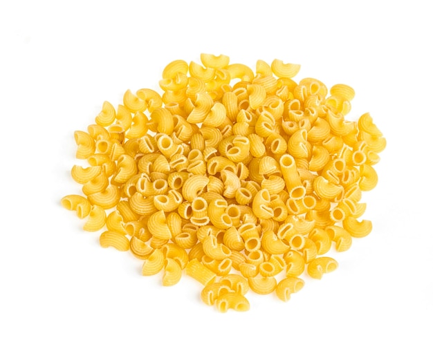 Macaroni de pâtes italiennes isolé sur fond blanc