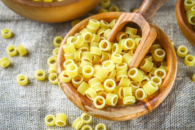 Macaronis Ditalini. Anneaux de pâtes. Tubettini et dés à coudre Anellini