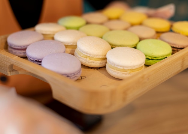 Photo macarons à angle élevé sur plateau