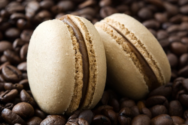 Macarons au café français et grains de café