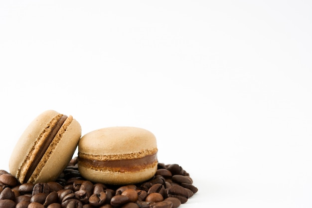 Macarons au café et grain de café isolé sur fond blanc copie espace