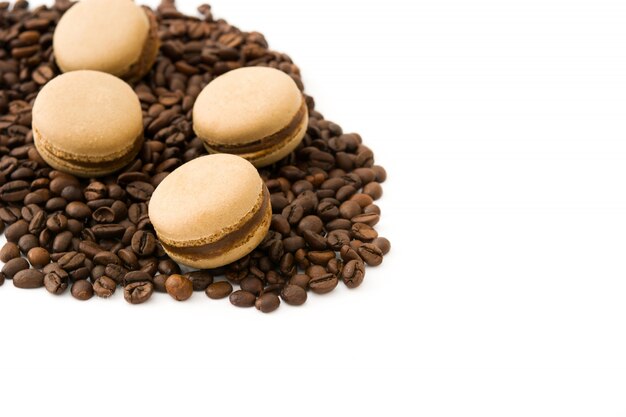 Macarons au café et grain de café isolé sur fond blanc