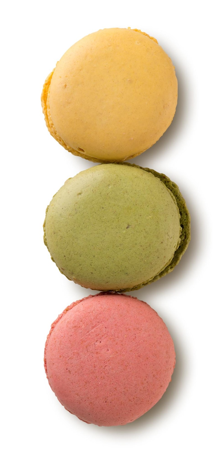 Photo macarons au caramel isolés sur fond blanc