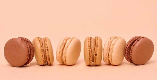 Macarons au chocolat sur fond beige dessert