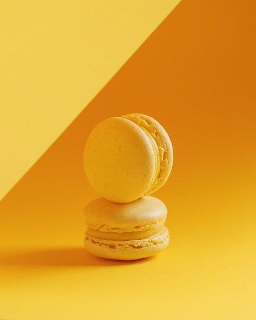 Macarons au citron sur fond jaune