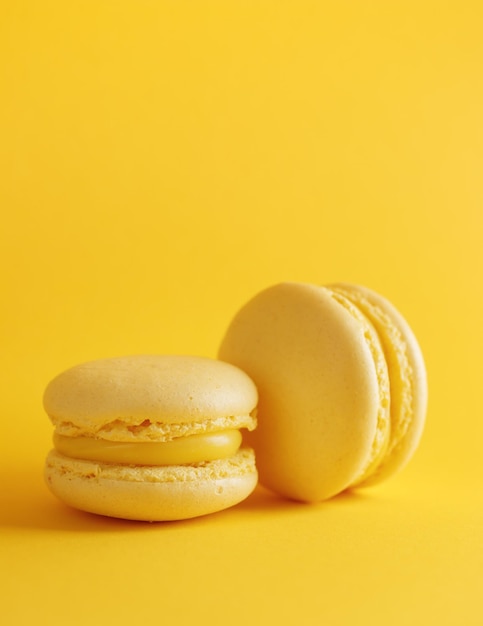 Macarons au citron sur fond jaune