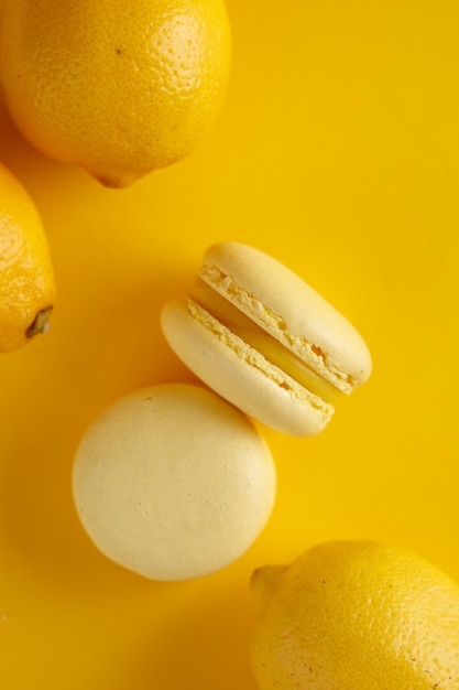 Macarons au citron sur fond jaune