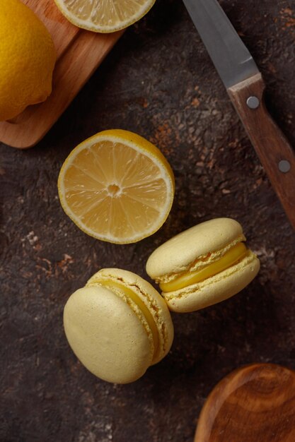 Macarons au citron sur fond sombre