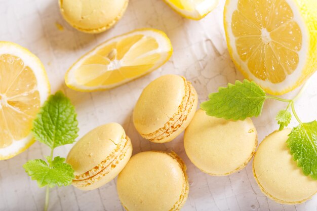 Macarons au citron avec fruits frais et vue de dessus de menthe