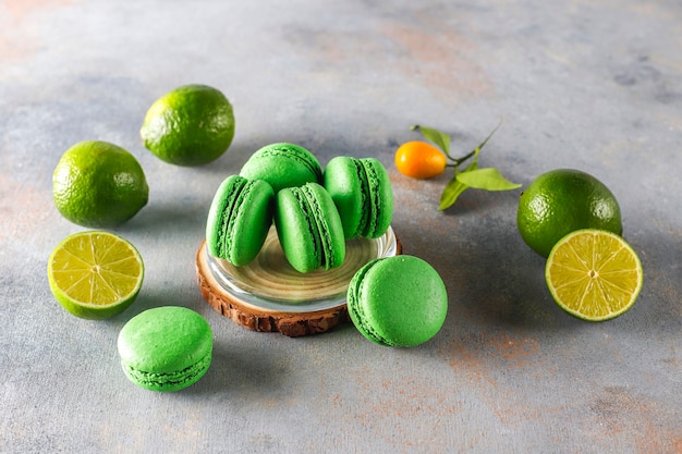 Macarons au citron vert aux fruits frais.