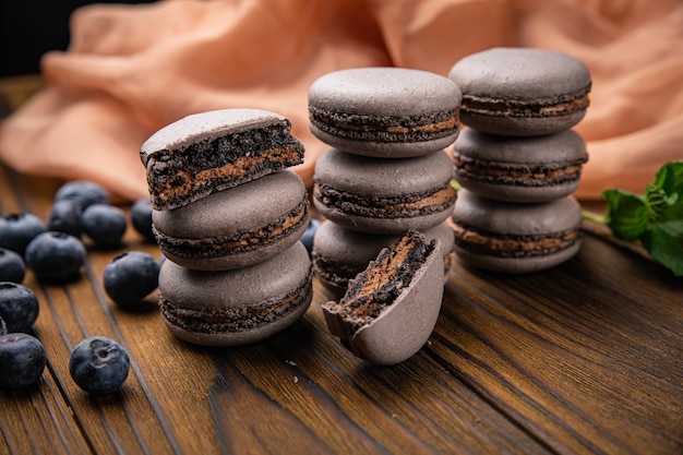 Macarons aux fruits rouges sur une table en bois