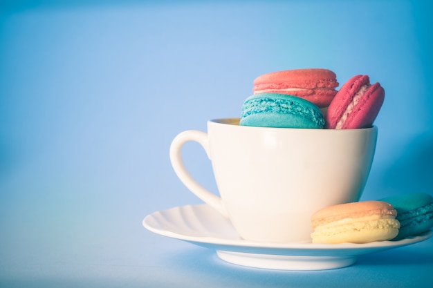 Macarons de biscuits français colorés assortis