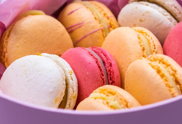 Macarons de biscuits français colorés dans une boîte cadeau rose macaron de gâteau aux biscuits sucrés aux amandes et aux fruits savoureux