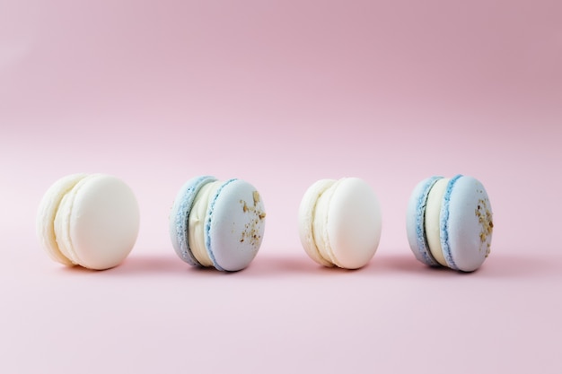 Macarons blancs et bleus sur la table, macarons.