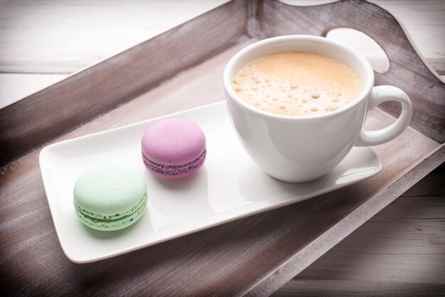 Macarons et café sur la table. Prise de vue en studio.