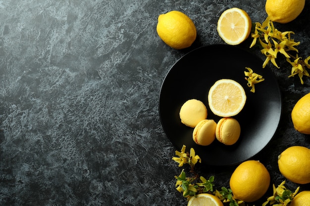 Macarons, Citrons Et Fleurs Sur Fond Noir Fumé