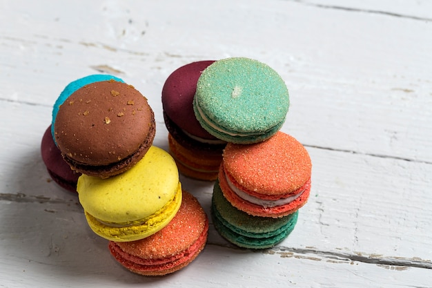 Macarons colorés appétissants