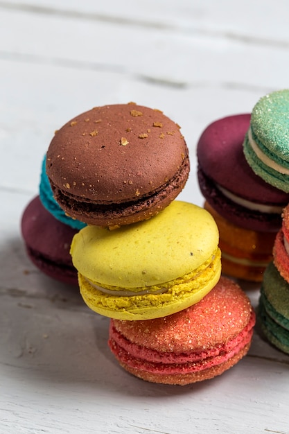 Macarons colorés appétissants