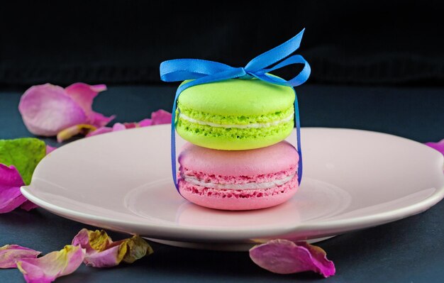 Macarons colorés en assiette