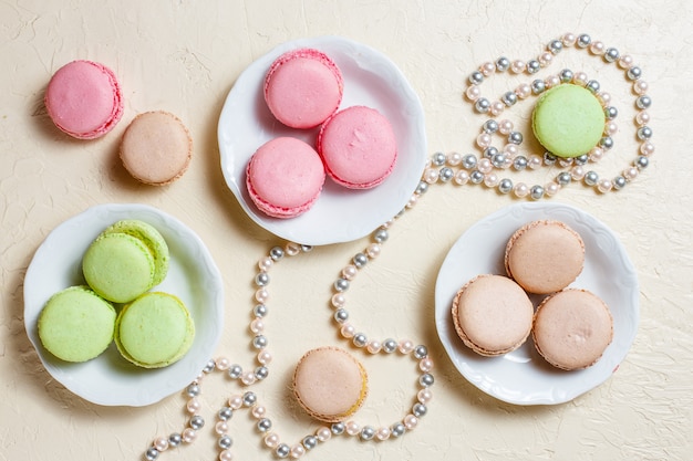 Macarons colorés sur les assiettes