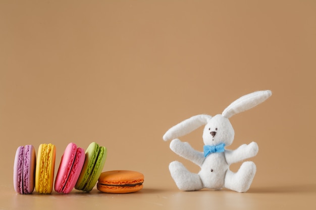 Macarons colorés sur beige