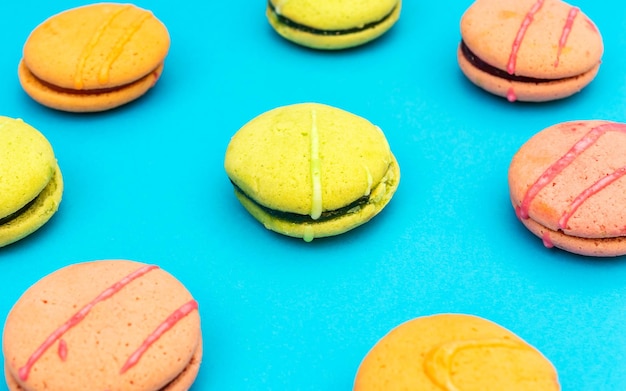 Macarons colorés sur bleu