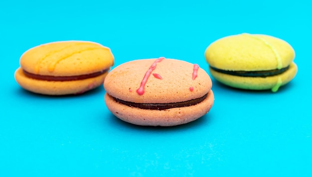 Macarons colorés sur bleu