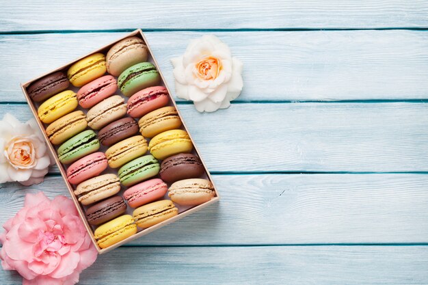 Photo macarons colorés dans une boîte