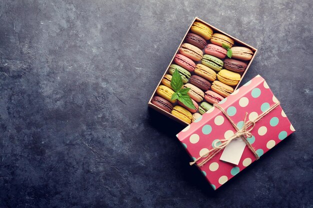 Macarons colorés dans une boîte