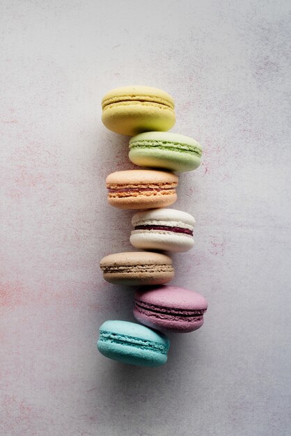 Macarons colorés de dessert français, concept minimal à plat