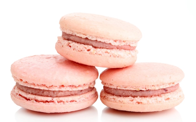 Macarons colorés doux isolés sur blanc