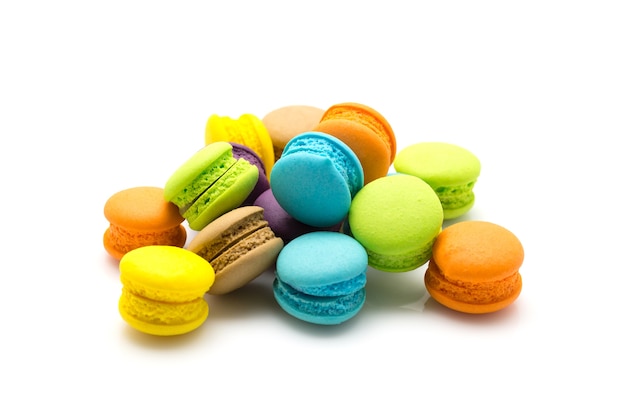 Macarons colorés doux isolés sur fond blanc